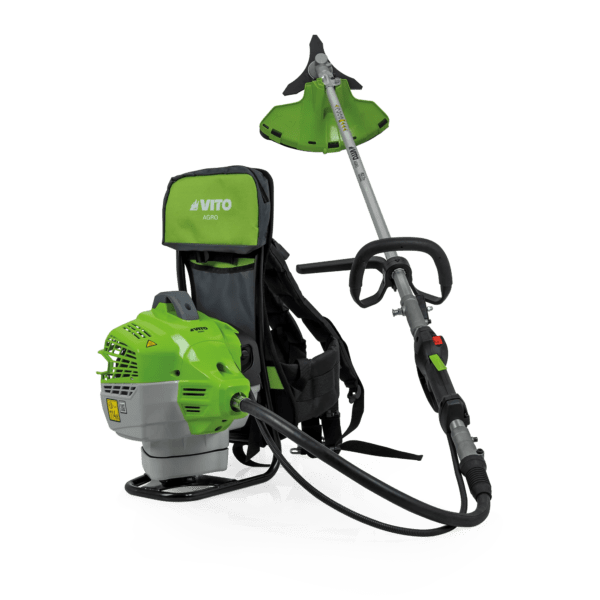 Roçadora de Mochila, com 2,6cv, tem uma potência de 2kW,com um motor de 2 tempos, tem ainda uma velocidade de rotação de 7750 - 8150rpm.