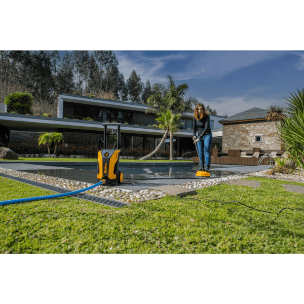 A lavadora de alta pressão da VITO é um equipamento com desempenho profissional, para os trabalhos mais exigentes, garantindo uma limpeza profunda e eficiente em grandes áreas e diversas superfícies.