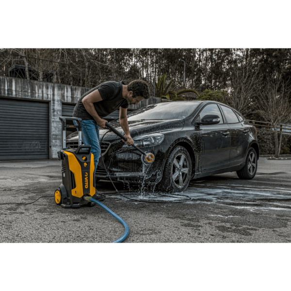 A lavadora de alta pressão da VITO é um equipamento com desempenho profissional, para os trabalhos mais exigentes, garantindo uma limpeza profunda e eficiente em grandes áreas e diversas superfícies.